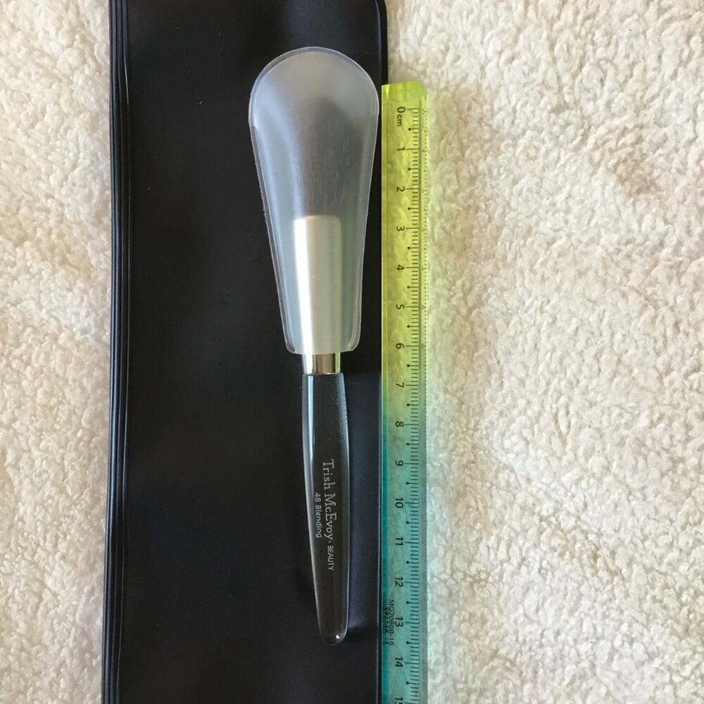 Trish McEvoy Clear Handle Blending Brush with Silver Ferrule - Picture 14 of 16